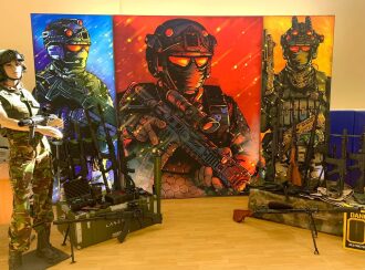 Боевой манекен с винтовкой у стендов LASERWAR.